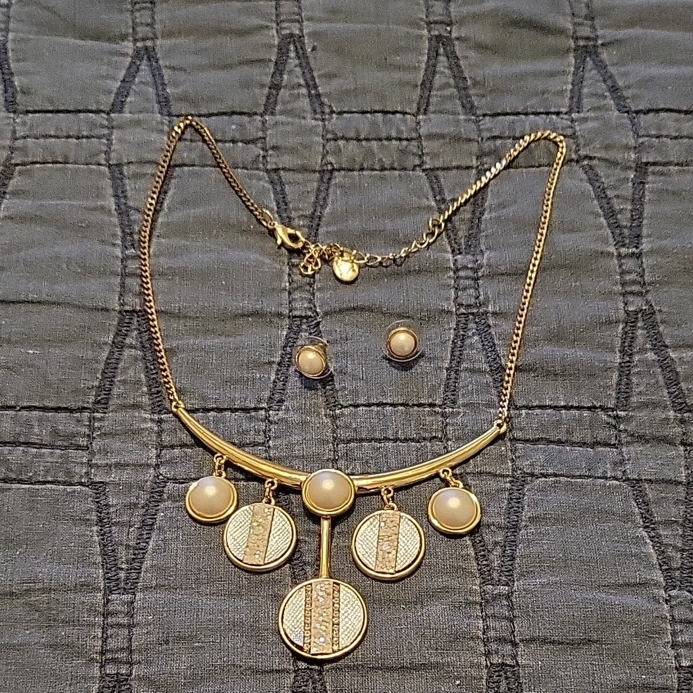 Elegant Gold and Cream Necklace Set